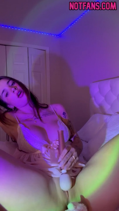 Arikytsya Naked Pussy Tease on Bed – Onlyfans Tape